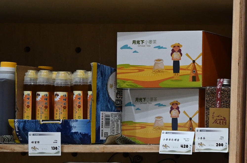 雲林口湖必訪景點｜口湖遊客中心 甘苦人魅力農店 在地伴手禮、甘苦人套餐、烏金鰻魚套餐、美拍地景藝術 一次滿足！