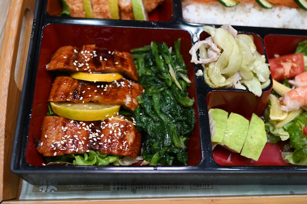 雲林口湖必訪景點｜口湖遊客中心 甘苦人魅力農店 在地伴手禮、甘苦人套餐、烏金鰻魚套餐、美拍地景藝術 一次滿足！