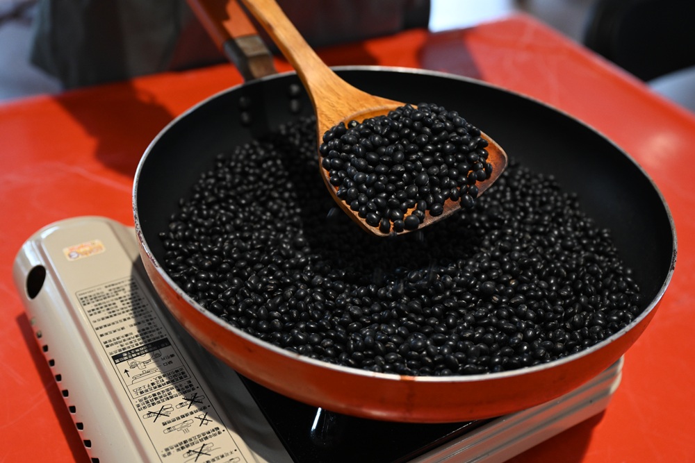 雲林一日遊。椬梧聚落散策、椬梧映月塘、湖口飯吃、水林小黑農 採毛豆、炒黑豆！