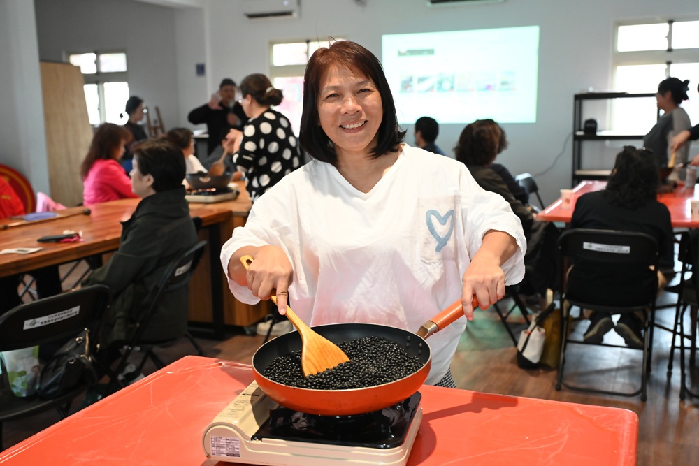 雲林一日遊。椬梧聚落散策、椬梧映月塘、湖口飯吃、水林小黑農 採毛豆、炒黑豆！
