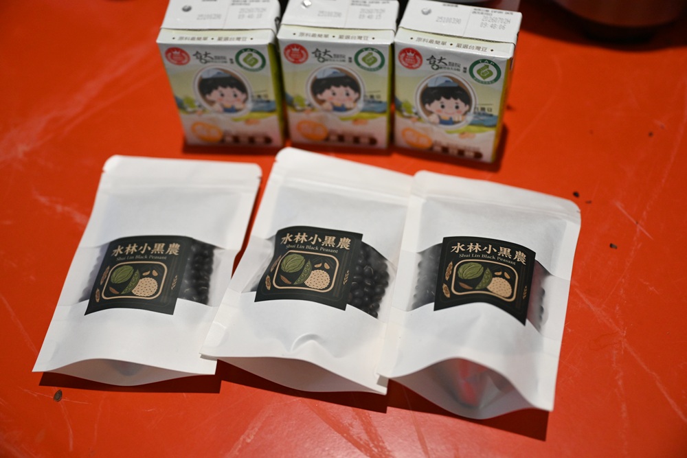 雲林一日遊。椬梧聚落散策、椬梧映月塘、湖口飯吃、水林小黑農 採毛豆、炒黑豆！