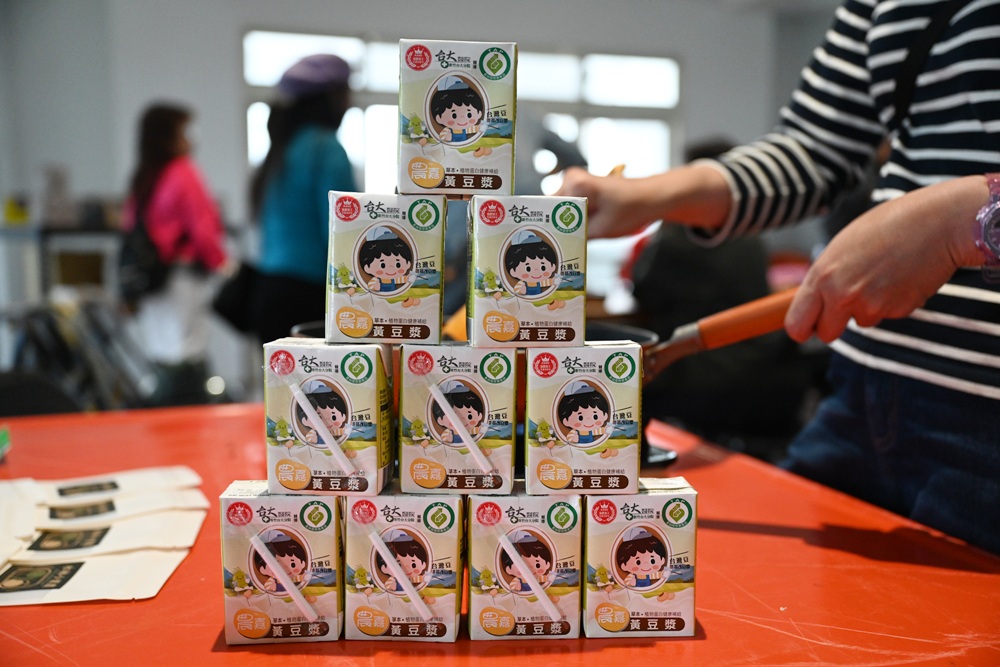 雲林一日遊。椬梧聚落散策、椬梧映月塘、湖口飯吃、水林小黑農 採毛豆、炒黑豆！