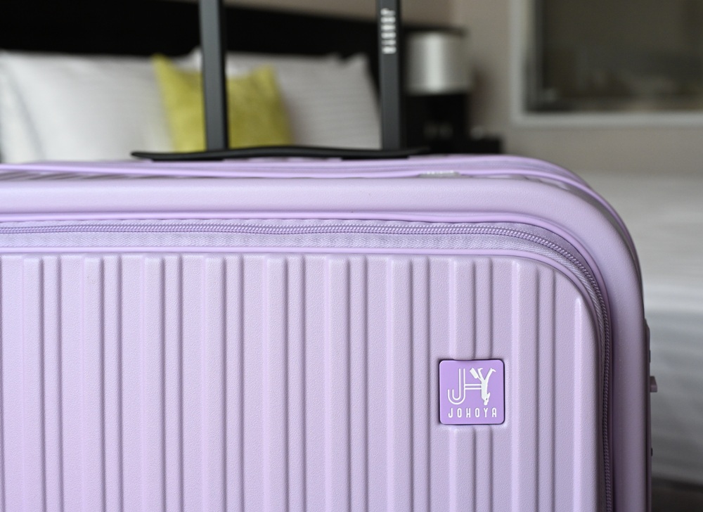 2025行李箱推薦。Johoya 禾雅行行李箱 悠雅時光雙開式行李箱 不用彎下腰 一鍵即可煞車解鎖！