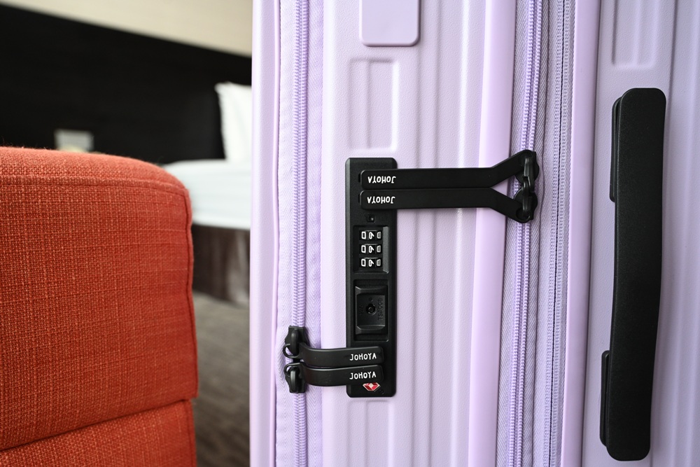 2025行李箱推薦。Johoya 禾雅行行李箱 悠雅時光雙開式行李箱 不用彎下腰 一鍵即可煞車解鎖！