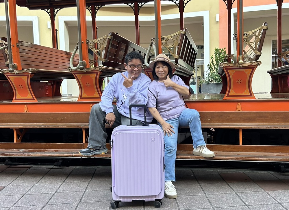 2025行李箱推薦。Johoya 禾雅行行李箱 悠雅時光雙開式行李箱 不用彎下腰 一鍵即可煞車解鎖！