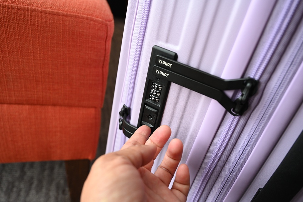 2025行李箱推薦。Johoya 禾雅行行李箱 悠雅時光雙開式行李箱 不用彎下腰 一鍵即可煞車解鎖！