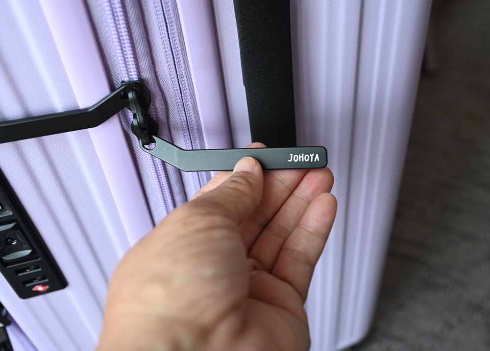 2025行李箱推薦。Johoya 禾雅行行李箱 悠雅時光雙開式行李箱 不用彎下腰 一鍵即可煞車解鎖！