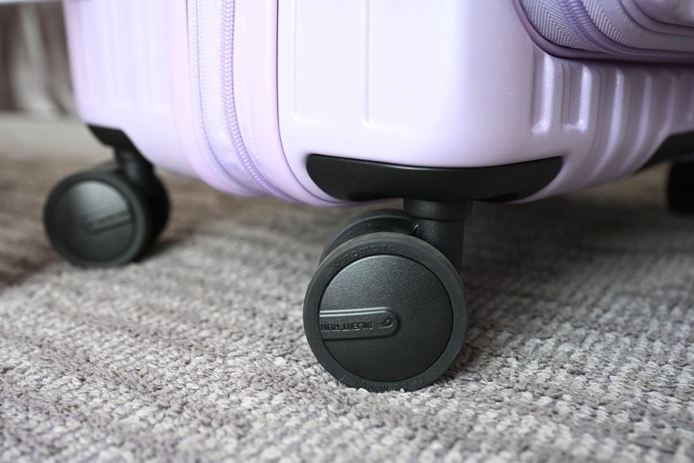 2025行李箱推薦。Johoya 禾雅行行李箱 悠雅時光雙開式行李箱 不用彎下腰 一鍵即可煞車解鎖！