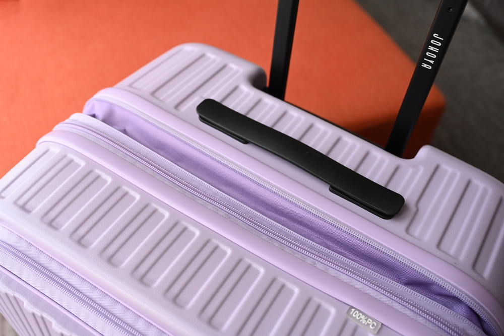 2025行李箱推薦。Johoya 禾雅行行李箱 悠雅時光雙開式行李箱 不用彎下腰 一鍵即可煞車解鎖！