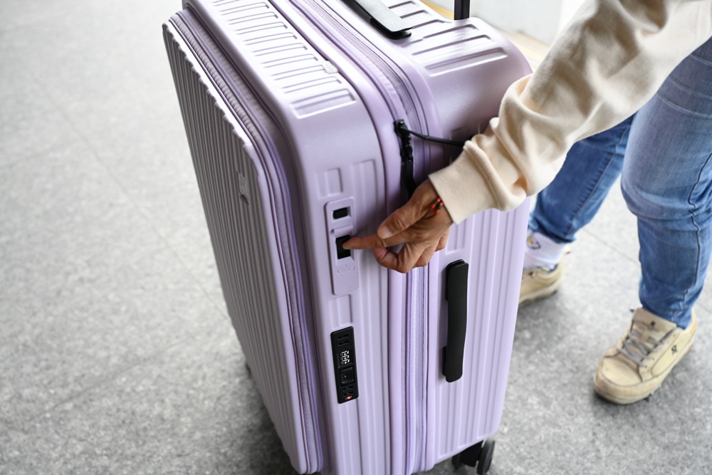 2025行李箱推薦。Johoya 禾雅行行李箱 悠雅時光雙開式行李箱 不用彎下腰 一鍵即可煞車解鎖！