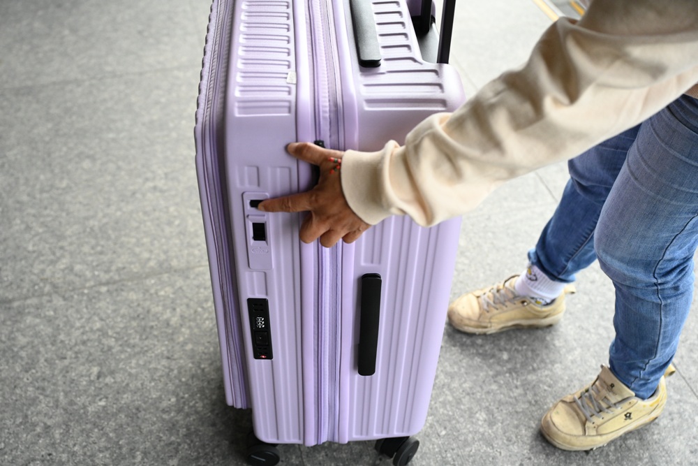 2025行李箱推薦。Johoya 禾雅行行李箱 悠雅時光雙開式行李箱 不用彎下腰 一鍵即可煞車解鎖！