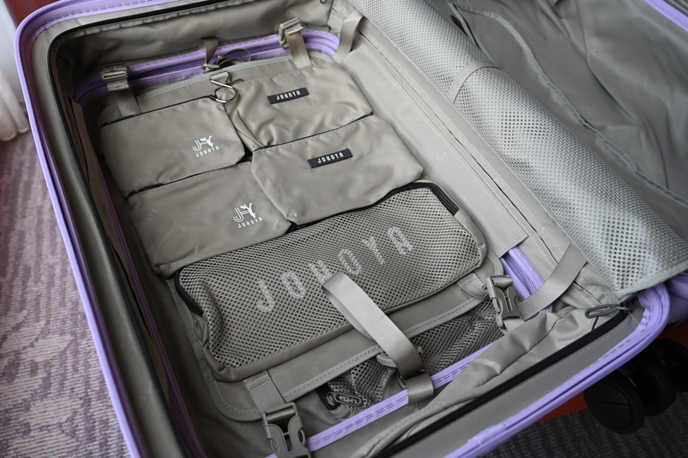 2025行李箱推薦。Johoya 禾雅行行李箱 悠雅時光雙開式行李箱 不用彎下腰 一鍵即可煞車解鎖！