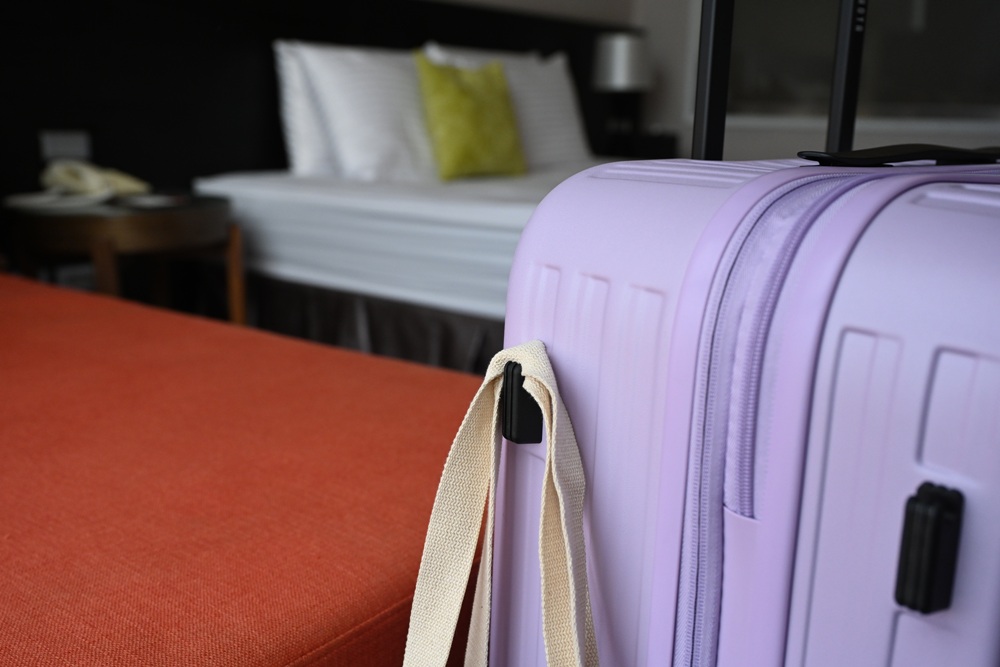 2025行李箱推薦。Johoya 禾雅行行李箱 悠雅時光雙開式行李箱 不用彎下腰 一鍵即可煞車解鎖！