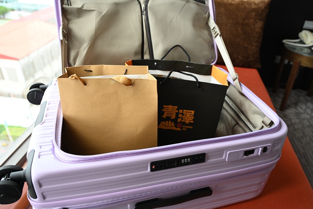 2025行李箱推薦。Johoya 禾雅行行李箱 悠雅時光雙開式行李箱 不用彎下腰 一鍵即可煞車解鎖！
