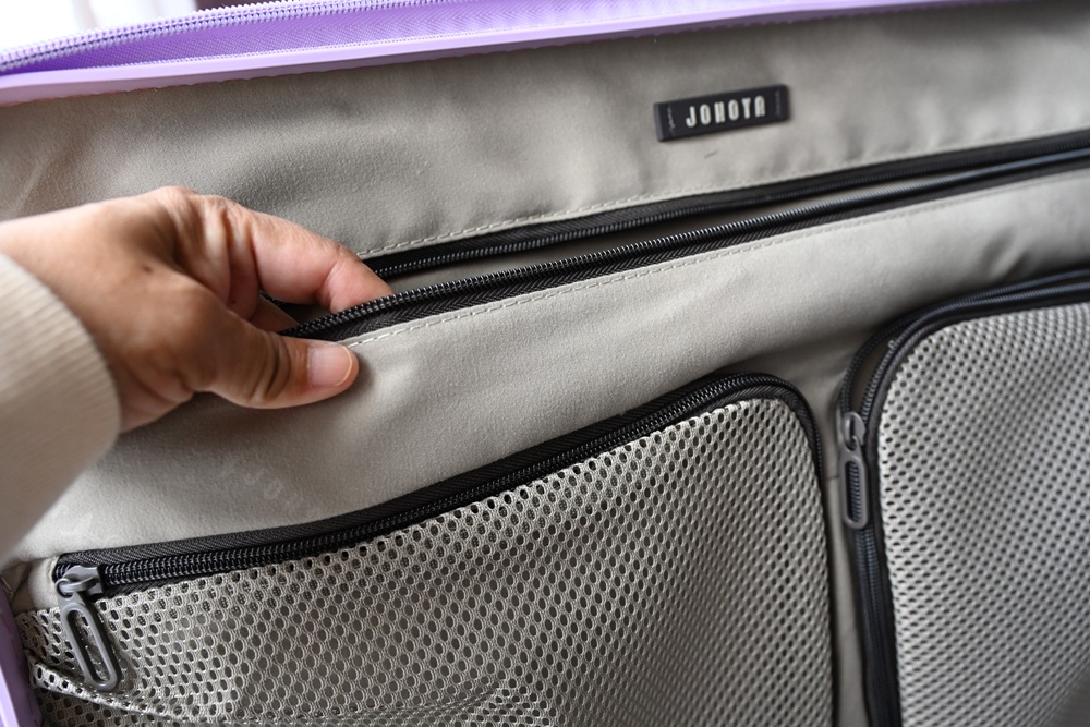 2025行李箱推薦。Johoya 禾雅行行李箱 悠雅時光雙開式行李箱 不用彎下腰 一鍵即可煞車解鎖！