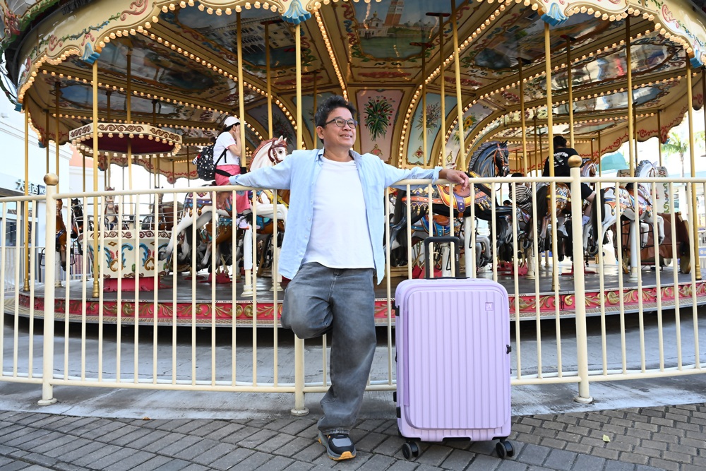 2025行李箱推薦。Johoya 禾雅行行李箱 悠雅時光雙開式行李箱 不用彎下腰 一鍵即可煞車解鎖！