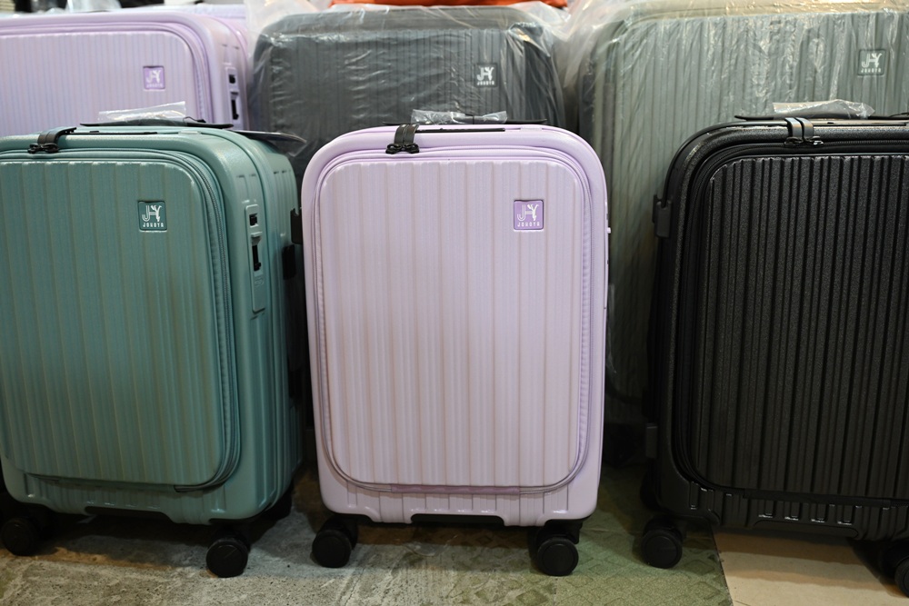 2025行李箱推薦。Johoya 禾雅行行李箱 悠雅時光雙開式行李箱 不用彎下腰 一鍵即可煞車解鎖！