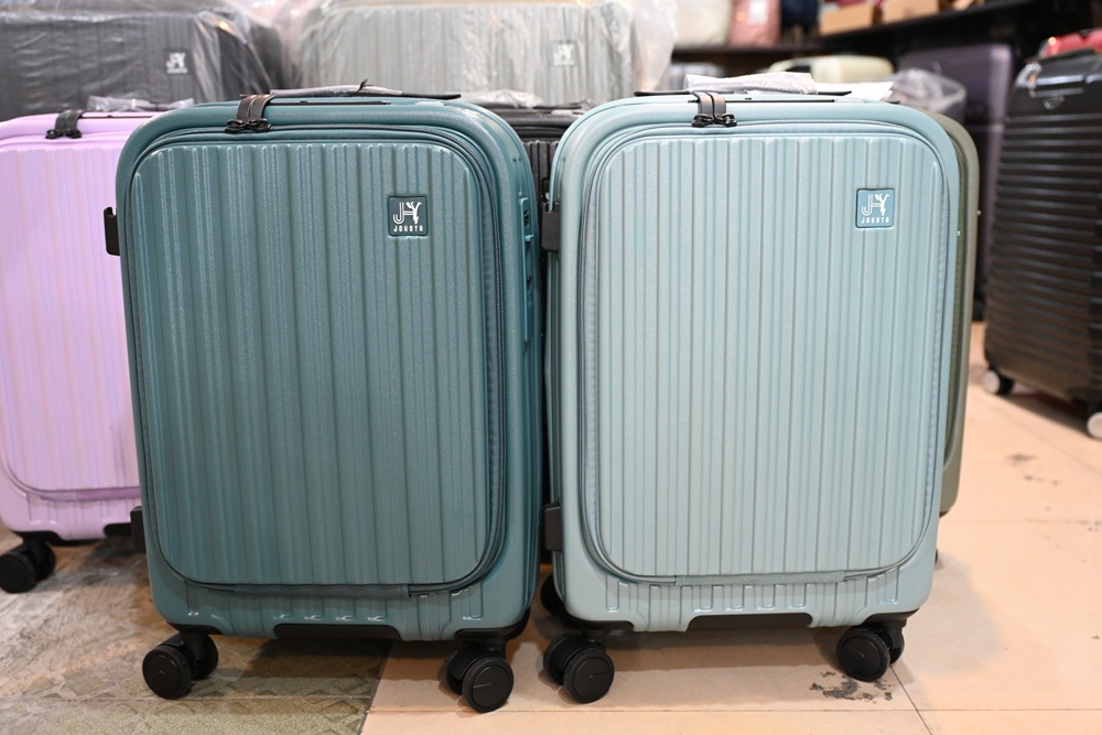 2025行李箱推薦。Johoya 禾雅行行李箱 悠雅時光雙開式行李箱 不用彎下腰 一鍵即可煞車解鎖！
