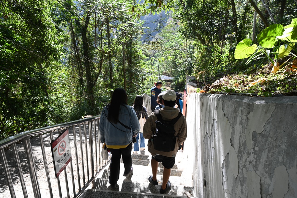 南投一日遊。雙龍七彩吊橋、雙龍瀑布、雙龍瀑布水圳步道! 南投一日遊。雙龍七彩吊橋、雙龍瀑布、雙龍瀑布水圳步道!