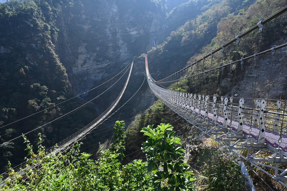 南投一日遊。雙龍七彩吊橋、雙龍瀑布、雙龍瀑布水圳步道! 南投一日遊。雙龍七彩吊橋、雙龍瀑布、雙龍瀑布水圳步道!