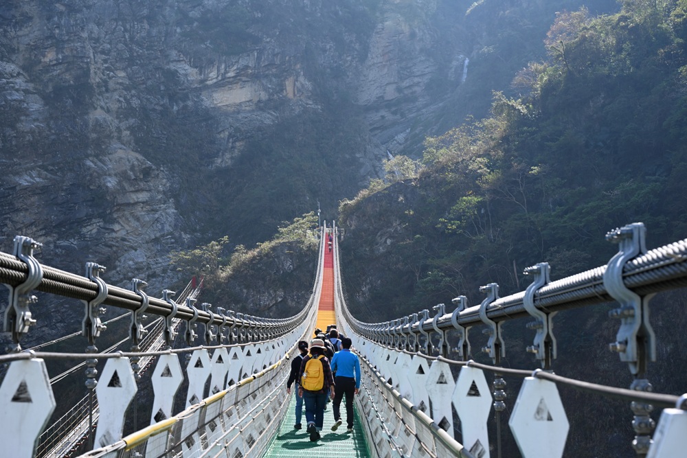 南投一日遊。雙龍七彩吊橋、雙龍瀑布、雙龍瀑布水圳步道! 南投一日遊。雙龍七彩吊橋、雙龍瀑布、雙龍瀑布水圳步道!