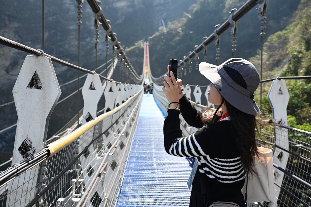 南投一日遊。雙龍七彩吊橋、雙龍瀑布、雙龍瀑布水圳步道! 南投一日遊。雙龍七彩吊橋、雙龍瀑布、雙龍瀑布水圳步道!