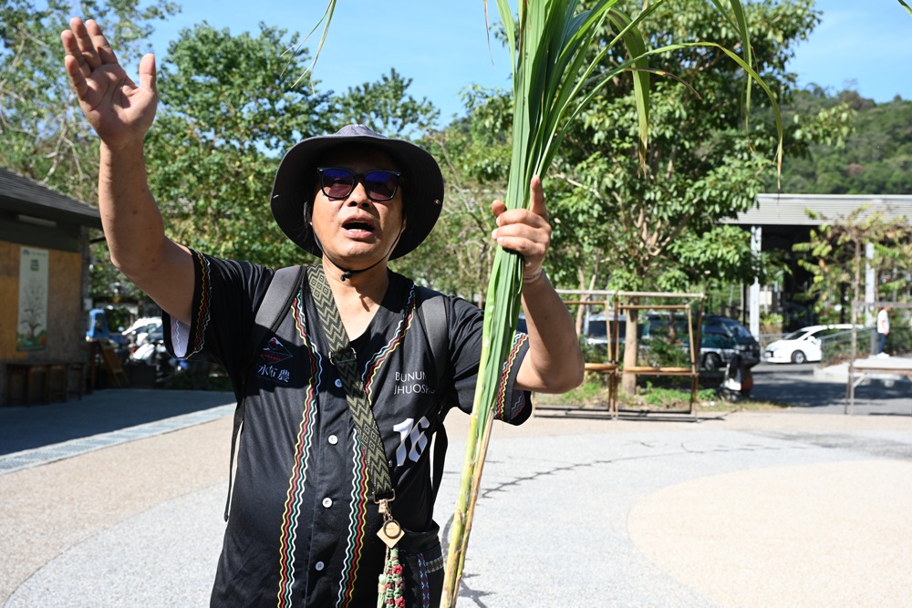 南投一日遊。丹大布農部落 丹大布農文化生態探索部落 雙龍瀑布七彩吊橋、攀樹初體驗、DIY馬告香氛香水! 南投一日遊。丹大布農部落 丹大布農文化生態探索部落 雙龍瀑布七彩吊橋、攀樹初體驗、DIY馬告香氛香水!