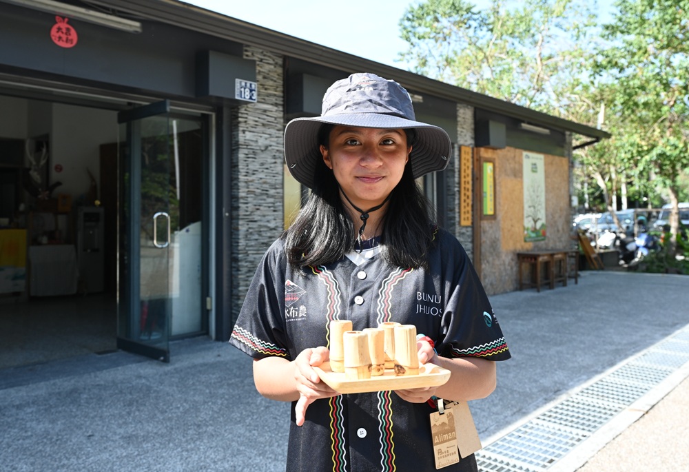 南投一日遊。丹大布農部落 丹大布農文化生態探索部落 雙龍瀑布七彩吊橋、攀樹初體驗、DIY馬告香氛香水! 南投一日遊。丹大布農部落 丹大布農文化生態探索部落 雙龍瀑布七彩吊橋、攀樹初體驗、DIY馬告香氛香水!