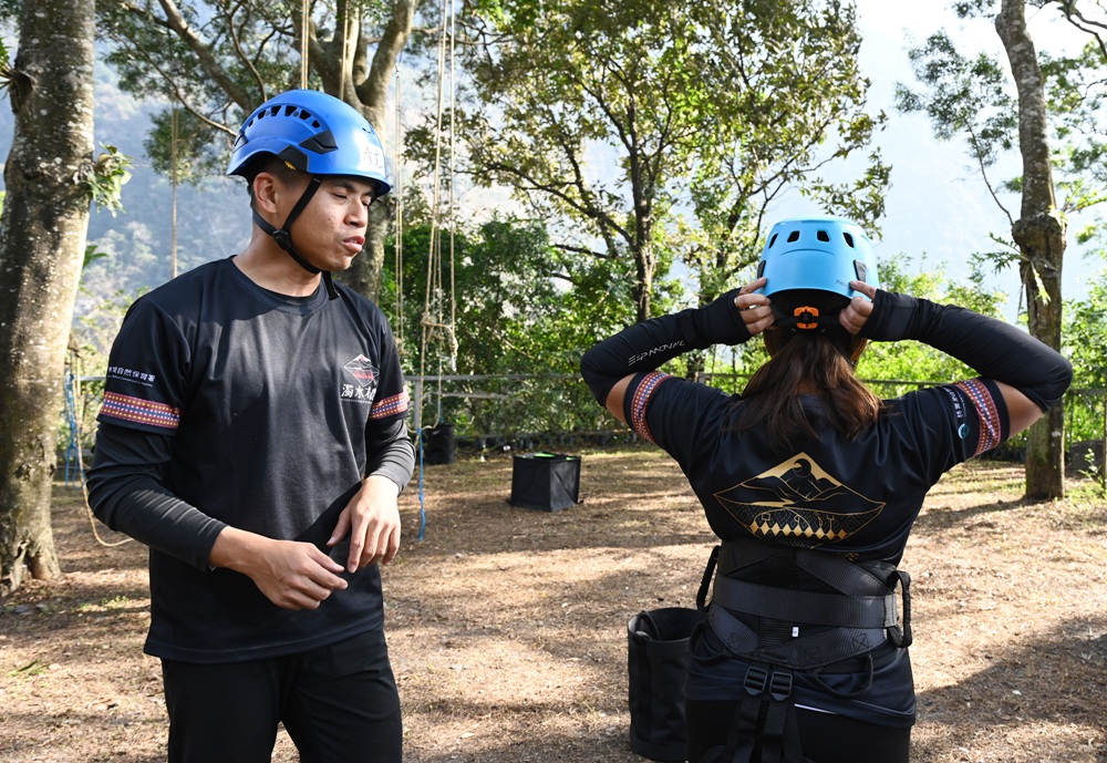 南投一日遊。丹大布農部落 丹大布農文化生態探索部落 雙龍瀑布七彩吊橋、攀樹初體驗、DIY馬告香氛香水! 南投一日遊。丹大布農部落 丹大布農文化生態探索部落 雙龍瀑布七彩吊橋、攀樹初體驗、DIY馬告香氛香水!