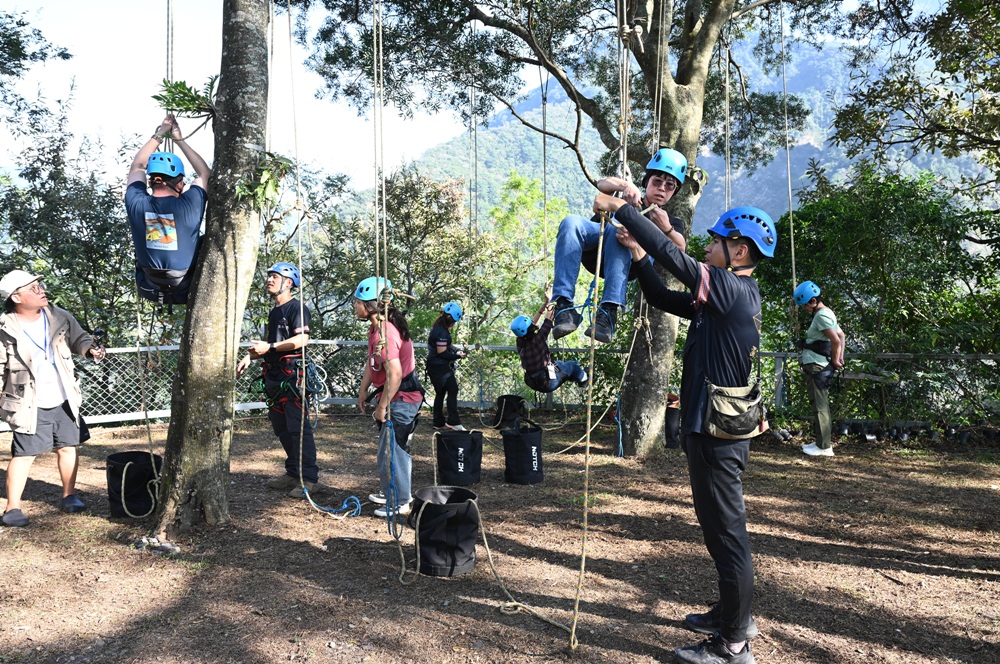 南投一日遊。丹大布農部落 丹大布農文化生態探索部落 雙龍瀑布七彩吊橋、攀樹初體驗、DIY馬告香氛香水! 南投一日遊。丹大布農部落 丹大布農文化生態探索部落 雙龍瀑布七彩吊橋、攀樹初體驗、DIY馬告香氛香水!