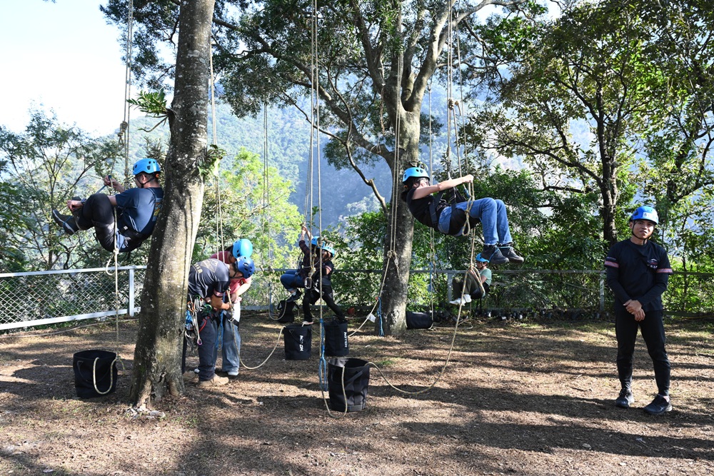 南投一日遊。丹大布農部落 丹大布農文化生態探索部落 雙龍瀑布七彩吊橋、攀樹初體驗、DIY馬告香氛香水! 南投一日遊。丹大布農部落 丹大布農文化生態探索部落 雙龍瀑布七彩吊橋、攀樹初體驗、DIY馬告香氛香水!