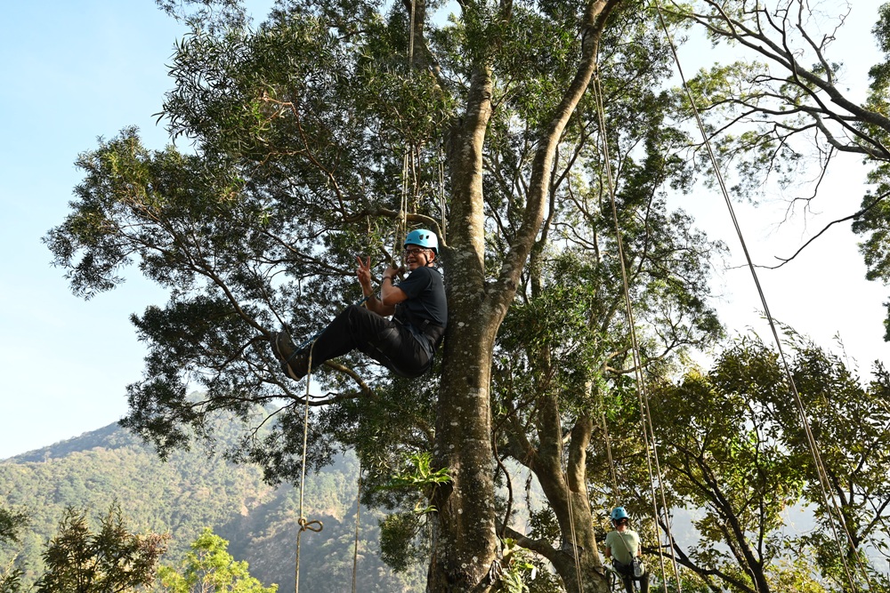 南投一日遊。丹大布農部落 丹大布農文化生態探索部落 雙龍瀑布七彩吊橋、攀樹初體驗、DIY馬告香氛香水! 南投一日遊。丹大布農部落 丹大布農文化生態探索部落 雙龍瀑布七彩吊橋、攀樹初體驗、DIY馬告香氛香水!