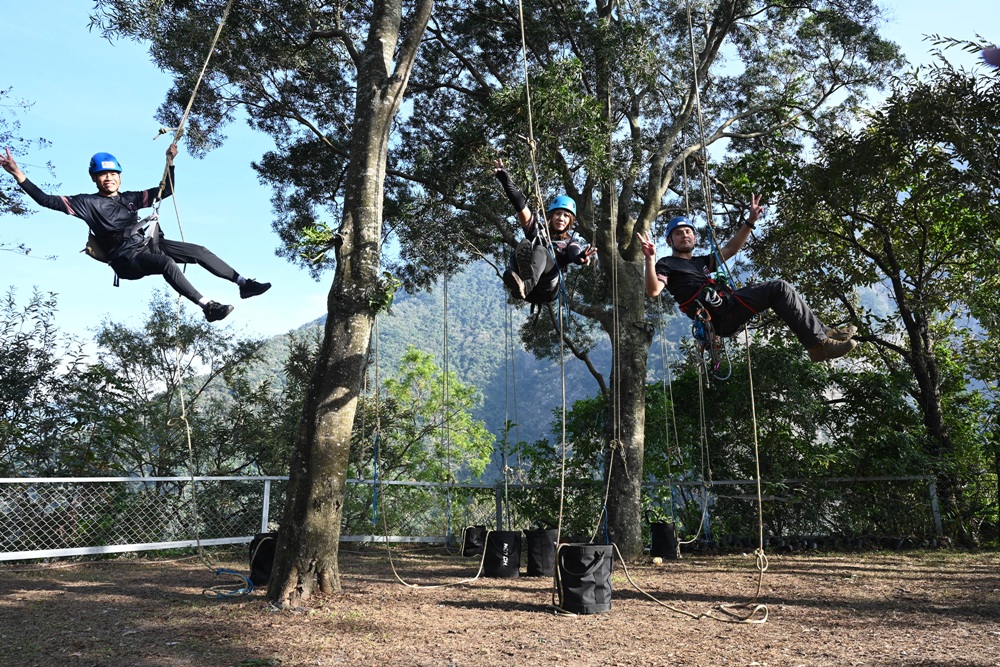 南投一日遊。丹大布農部落 丹大布農文化生態探索部落 雙龍瀑布七彩吊橋、攀樹初體驗、DIY馬告香氛香水! 南投一日遊。丹大布農部落 丹大布農文化生態探索部落 雙龍瀑布七彩吊橋、攀樹初體驗、DIY馬告香氛香水!