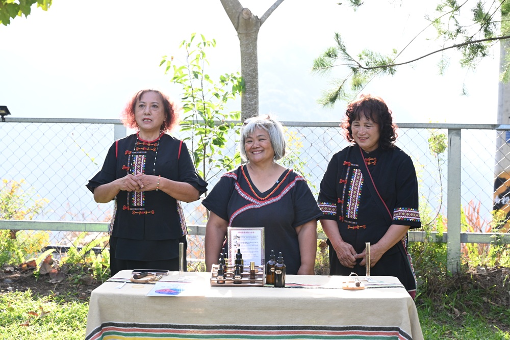 南投一日遊。丹大布農部落 丹大布農文化生態探索部落 雙龍瀑布七彩吊橋、攀樹初體驗、DIY馬告香氛香水! 南投一日遊。丹大布農部落 丹大布農文化生態探索部落 雙龍瀑布七彩吊橋、攀樹初體驗、DIY馬告香氛香水!