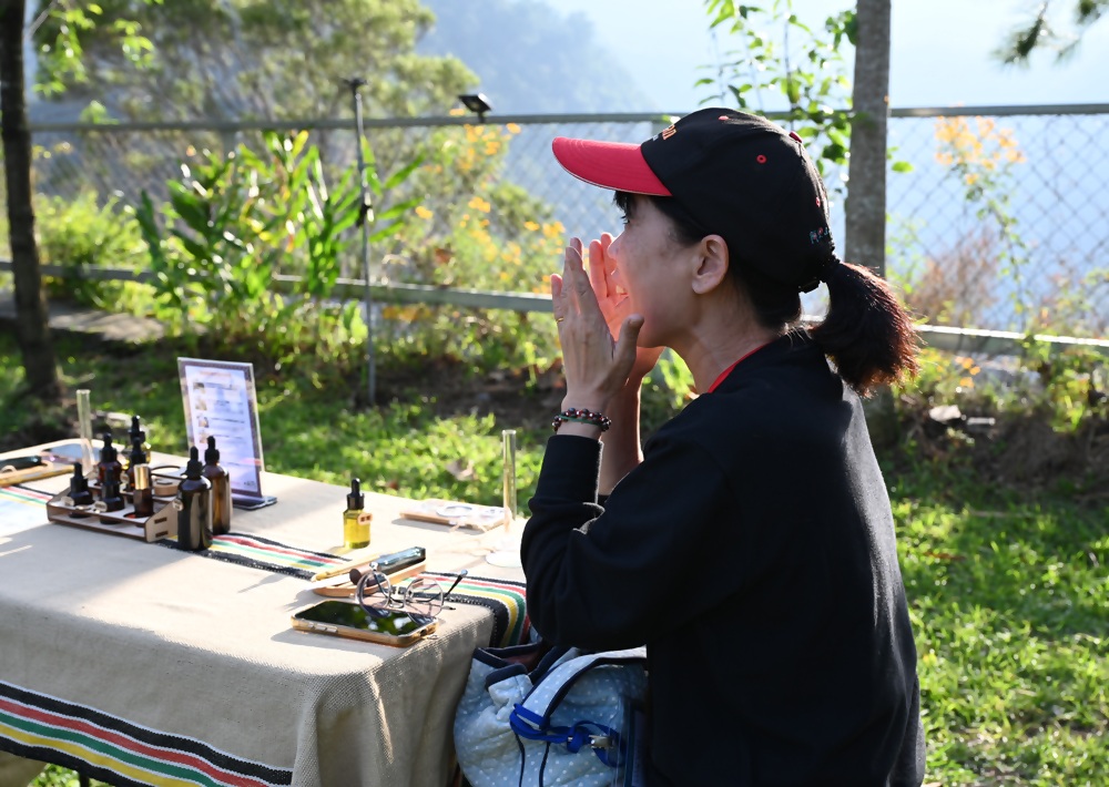 南投一日遊。丹大布農部落 丹大布農文化生態探索部落 雙龍瀑布七彩吊橋、攀樹初體驗、DIY馬告香氛香水! 南投一日遊。丹大布農部落 丹大布農文化生態探索部落 雙龍瀑布七彩吊橋、攀樹初體驗、DIY馬告香氛香水!