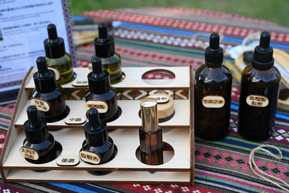 南投一日遊。丹大布農部落 丹大布農文化生態探索部落 雙龍瀑布七彩吊橋、攀樹初體驗、DIY馬告香氛香水! 南投一日遊。丹大布農部落 丹大布農文化生態探索部落 雙龍瀑布七彩吊橋、攀樹初體驗、DIY馬告香氛香水!