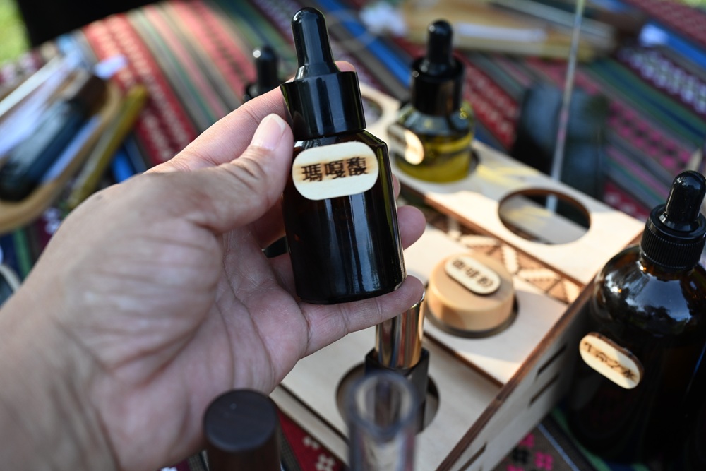 南投一日遊。丹大布農部落 丹大布農文化生態探索部落 雙龍瀑布七彩吊橋、攀樹初體驗、DIY馬告香氛香水! 南投一日遊。丹大布農部落 丹大布農文化生態探索部落 雙龍瀑布七彩吊橋、攀樹初體驗、DIY馬告香氛香水!