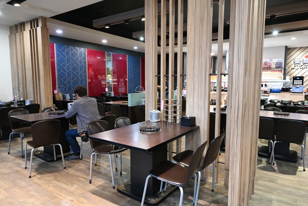 台南火鍋吃到飽推薦。饗宴麻辣火鍋 在地經營邁入第20年、每日採買現撈魚貨海鮮、現點現切！