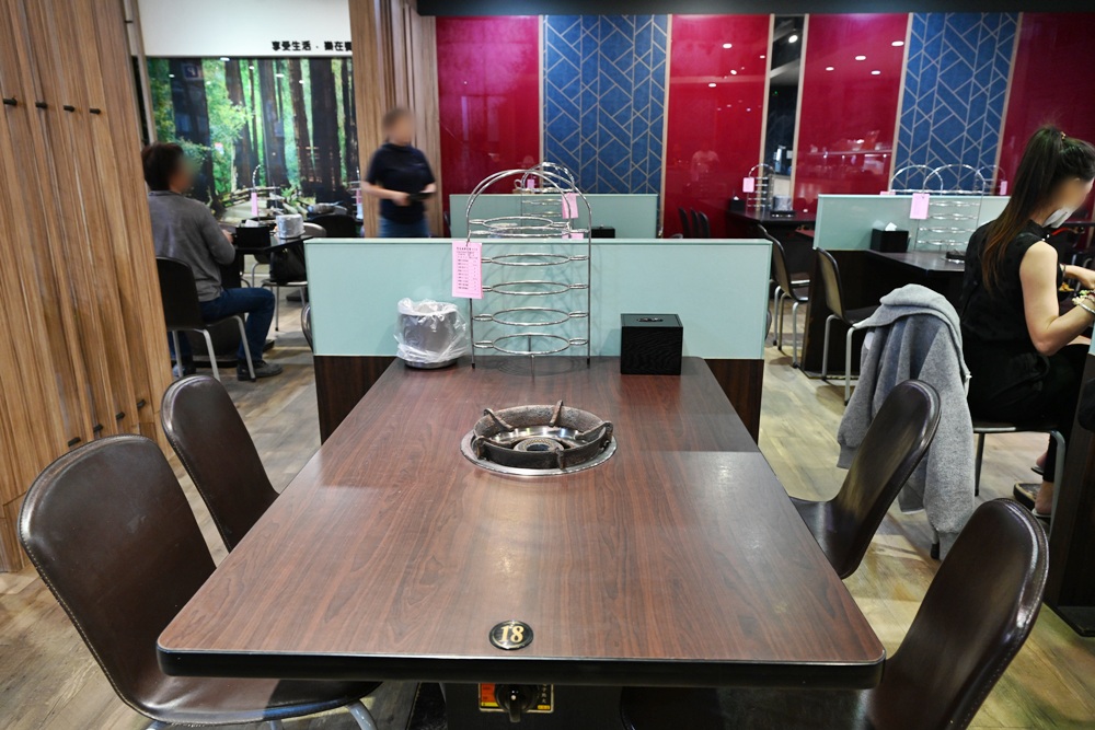 台南火鍋吃到飽推薦。饗宴麻辣火鍋 在地經營邁入第20年、每日採買現撈魚貨海鮮、現點現切！