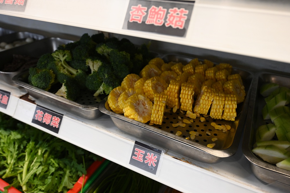 台南火鍋吃到飽推薦。饗宴麻辣火鍋 在地經營邁入第20年、每日採買現撈魚貨海鮮、現點現切！