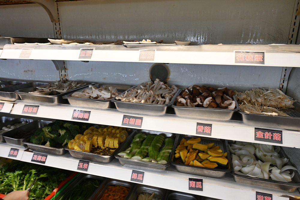 台南火鍋吃到飽推薦。饗宴麻辣火鍋 在地經營邁入第20年、每日採買現撈魚貨海鮮、現點現切！