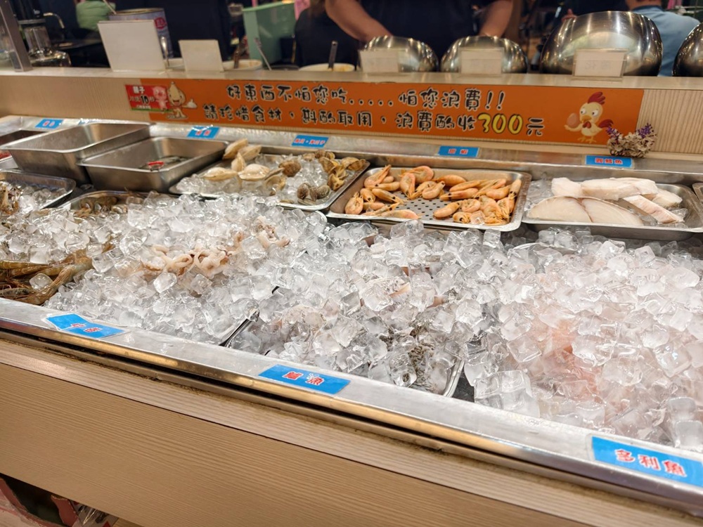 台南火鍋吃到飽推薦。饗宴麻辣火鍋 在地經營邁入第20年、每日採買現撈魚貨海鮮、現點現切！
