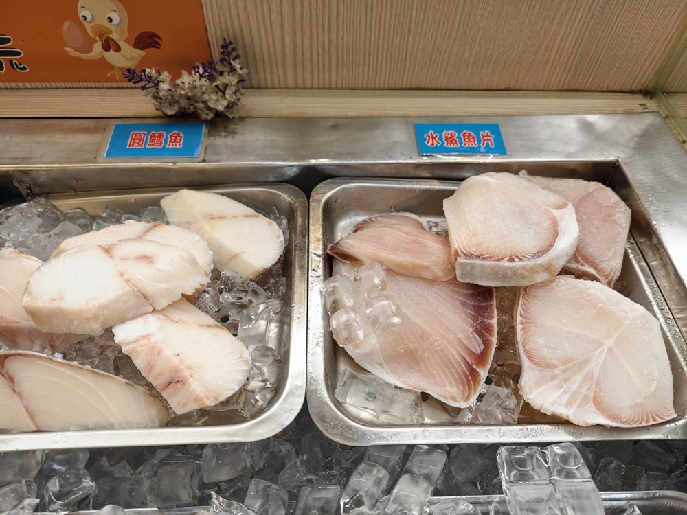 台南火鍋吃到飽推薦。饗宴麻辣火鍋 在地經營邁入第20年、每日採買現撈魚貨海鮮、現點現切！