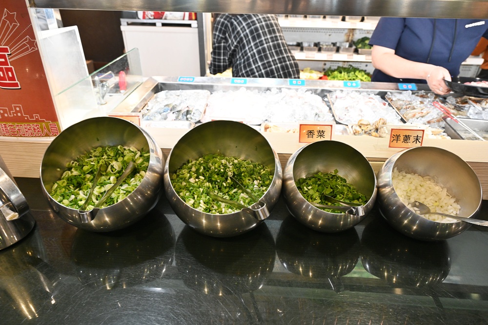 台南火鍋吃到飽推薦。饗宴麻辣火鍋 在地經營邁入第20年、每日採買現撈魚貨海鮮、現點現切！