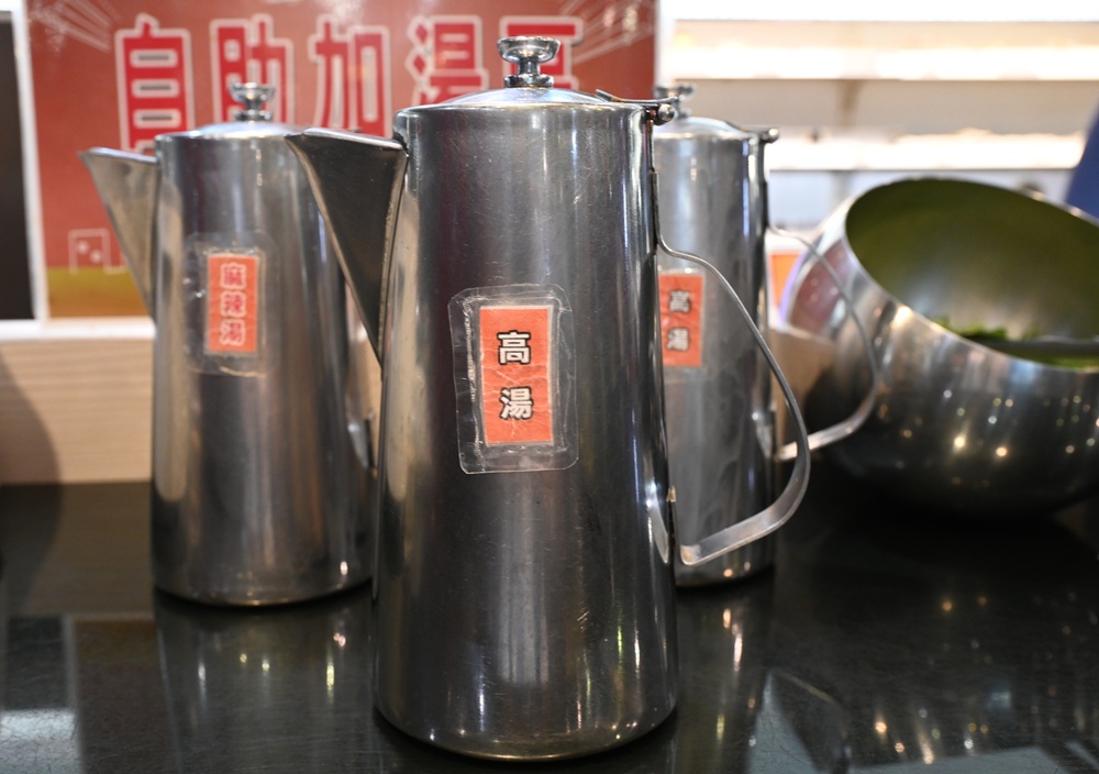 台南火鍋吃到飽推薦。饗宴麻辣火鍋 在地經營邁入第20年、每日採買現撈魚貨海鮮、現點現切！