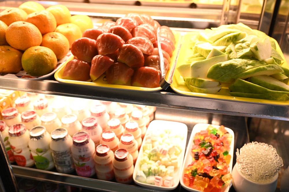 台南火鍋吃到飽推薦。饗宴麻辣火鍋 在地經營邁入第20年、每日採買現撈魚貨海鮮、現點現切！