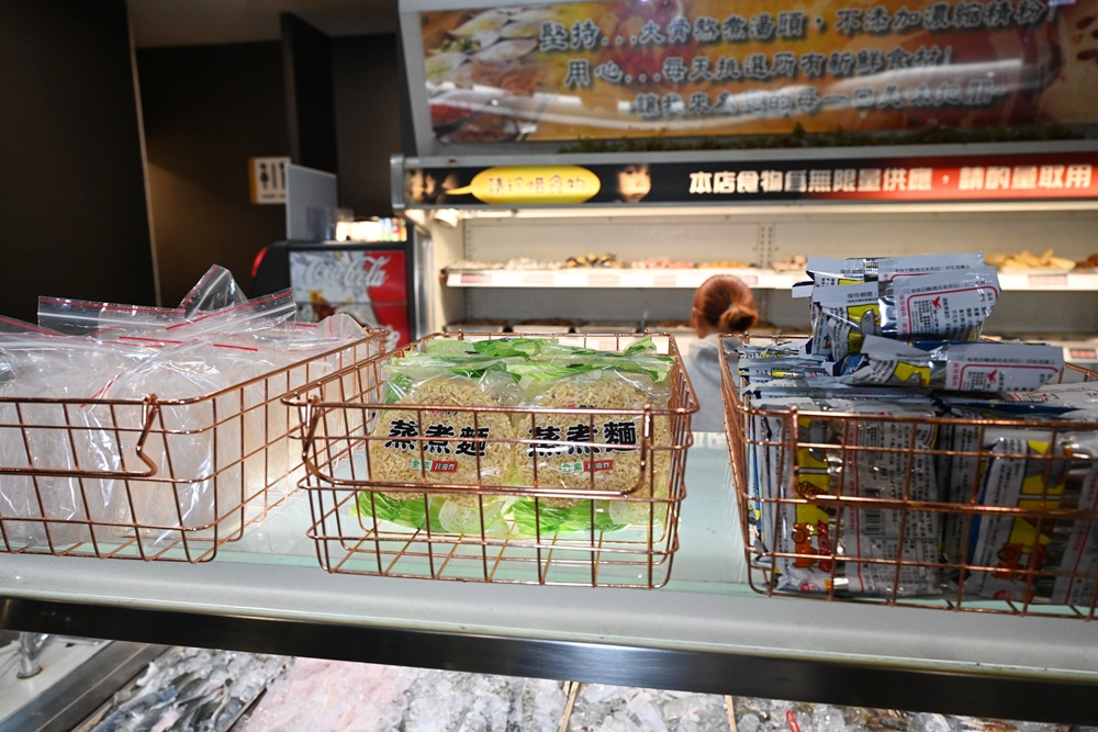 台南火鍋吃到飽推薦。饗宴麻辣火鍋 在地經營邁入第20年、每日採買現撈魚貨海鮮、現點現切！