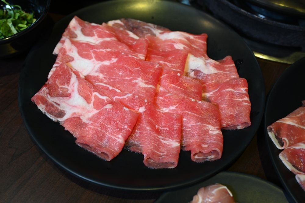 台南火鍋吃到飽推薦。饗宴麻辣火鍋 在地經營邁入第20年、每日採買現撈魚貨海鮮、現點現切！