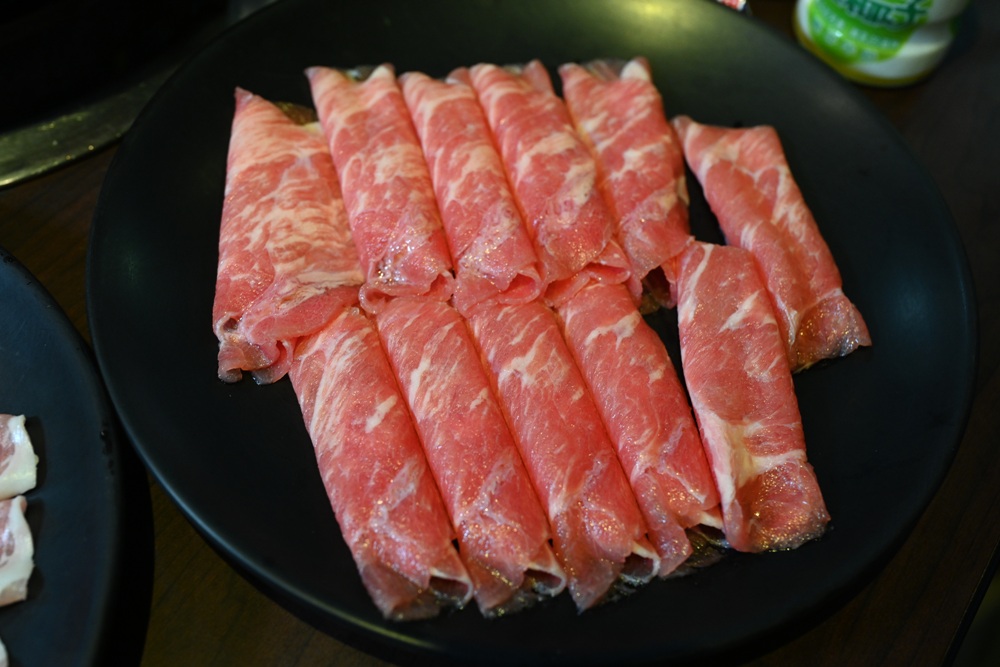 台南火鍋吃到飽推薦。饗宴麻辣火鍋 在地經營邁入第20年、每日採買現撈魚貨海鮮、現點現切！