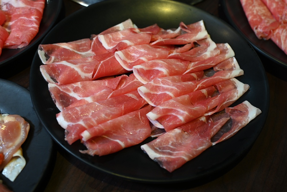 台南火鍋吃到飽推薦。饗宴麻辣火鍋 在地經營邁入第20年、每日採買現撈魚貨海鮮、現點現切！